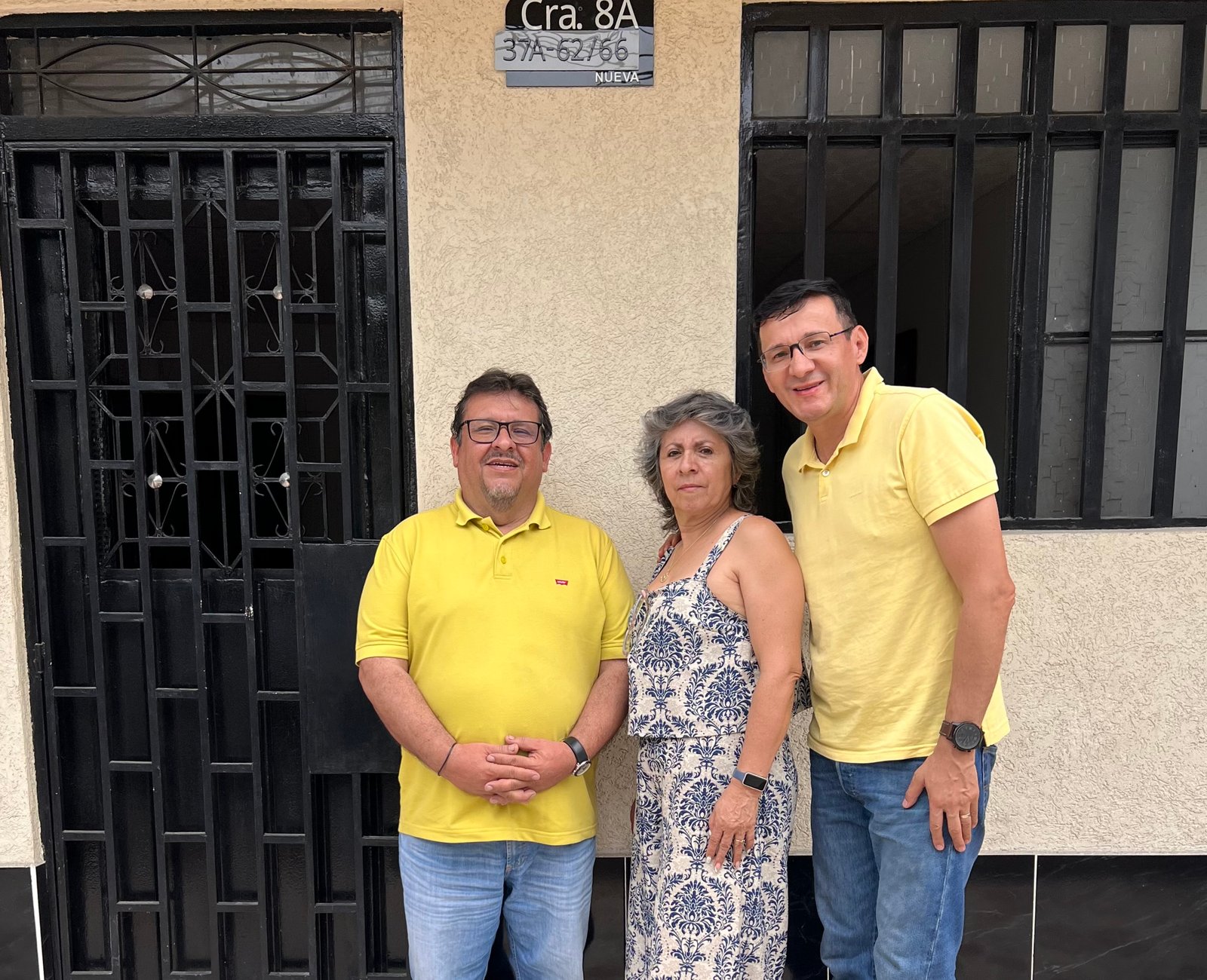 Equipo Fundador FEPRIM — Argemiro Bonilla, María Divedt Castillo y Erley Peña frente a la sede en Cra. 8A 37A-62/66, Ibagué