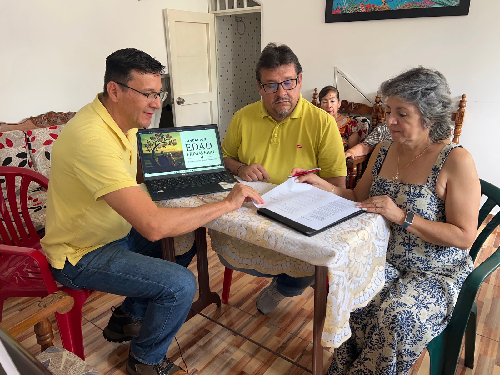 Reunión de constitución FEPRIM — Fundadores revisando estatutos, Ibagué 27 abril 2026